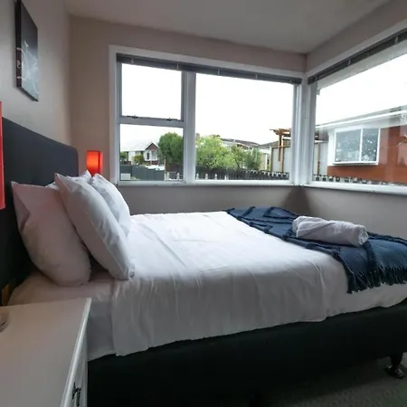 3-Bedroom 2-Bathroom Bright & Sunny Family Home